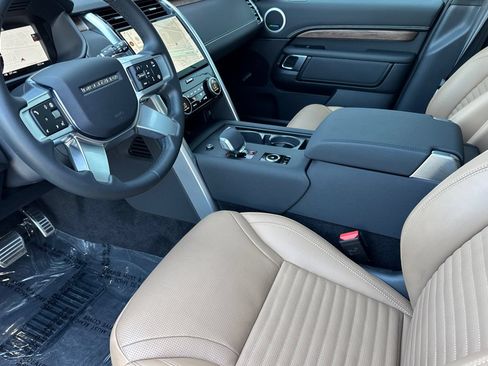 Used 2025 Land Rover Discovery Dynamic SE AWD/4WD image 9