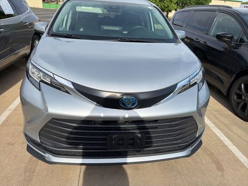 Used 2022 Toyota Sienna LE AWD/4WD image 5