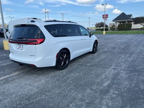 New 2026 Chrysler Pacifica Limited w/ S Appearance Package image 8