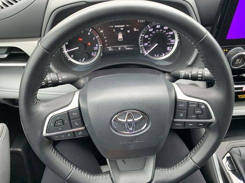 Used 2024 Toyota Highlander XLE image 19