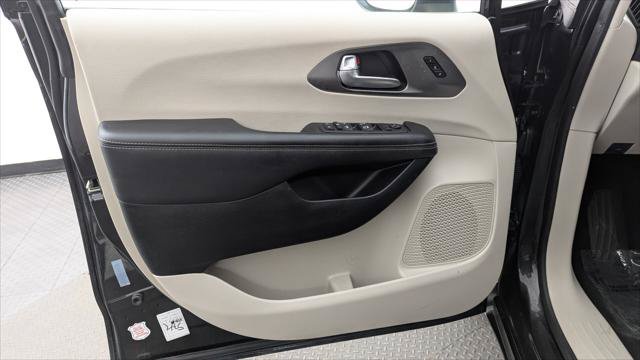 Used 2023 Chrysler Pacifica Touring-L FWD image 13