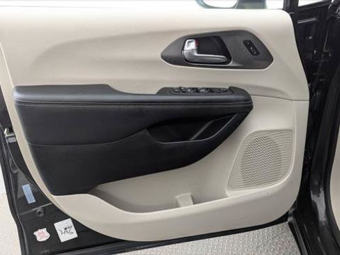 Used 2023 Chrysler Pacifica Touring-L FWD image 13