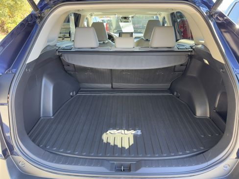 Used 2022 Toyota RAV4 XLE Premium image 5