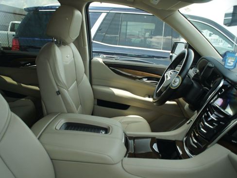 Used 2020 Cadillac Escalade Luxury RWD image 5