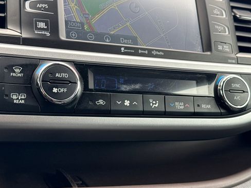 Used 2018 Toyota Highlander Limited w/ Carpet Mat Package (TMS) image 24