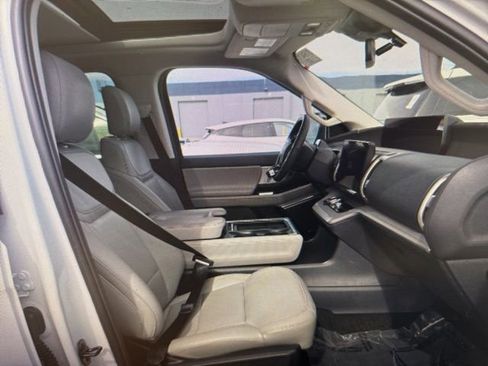 Used 2025 Ford Expedition Active image 32