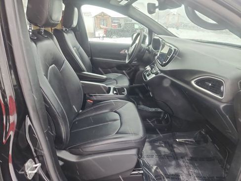 Used 2025 Chrysler Pacifica Select image 22