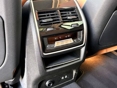Certified 2025 BMW X7 xDrive40i w/ Premium Package AWD/4WD image 21