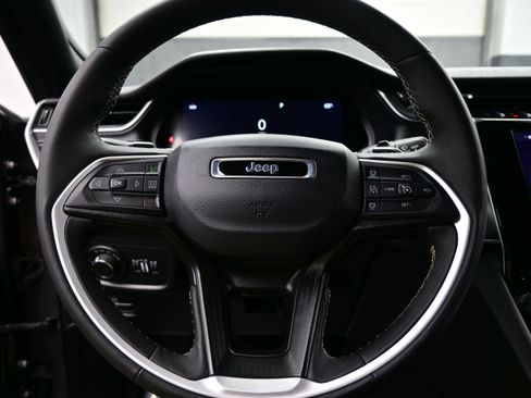 Used 2024 Jeep Grand Cherokee Altitude AWD/4WD image 27