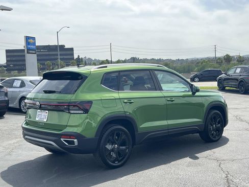 Used 2025 Volkswagen Taos SE w/ Panoramic Sunroof Package image 26