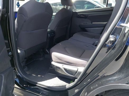 Used 2023 Toyota Highlander L image 12