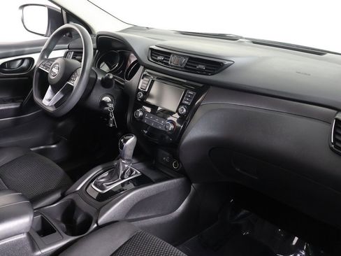 Used 2020 Nissan Rogue Sport S image 24