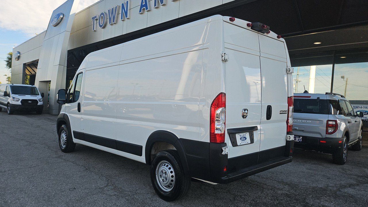 Used 2025 RAM ProMaster 2500 w/ Convenience Group FWD image 3