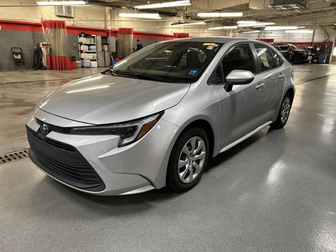 Used 2023 Toyota Corolla LE FWD image 5