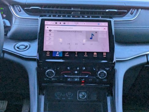 Used 2022 Jeep Grand Cherokee Overland w/ Luxury Tech Group IV image 21