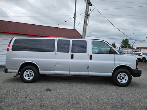 Used 2011 GMC Savana 3500 LS image 2