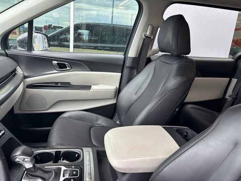 Used 2024 Kia Carnival LX FWD image 4