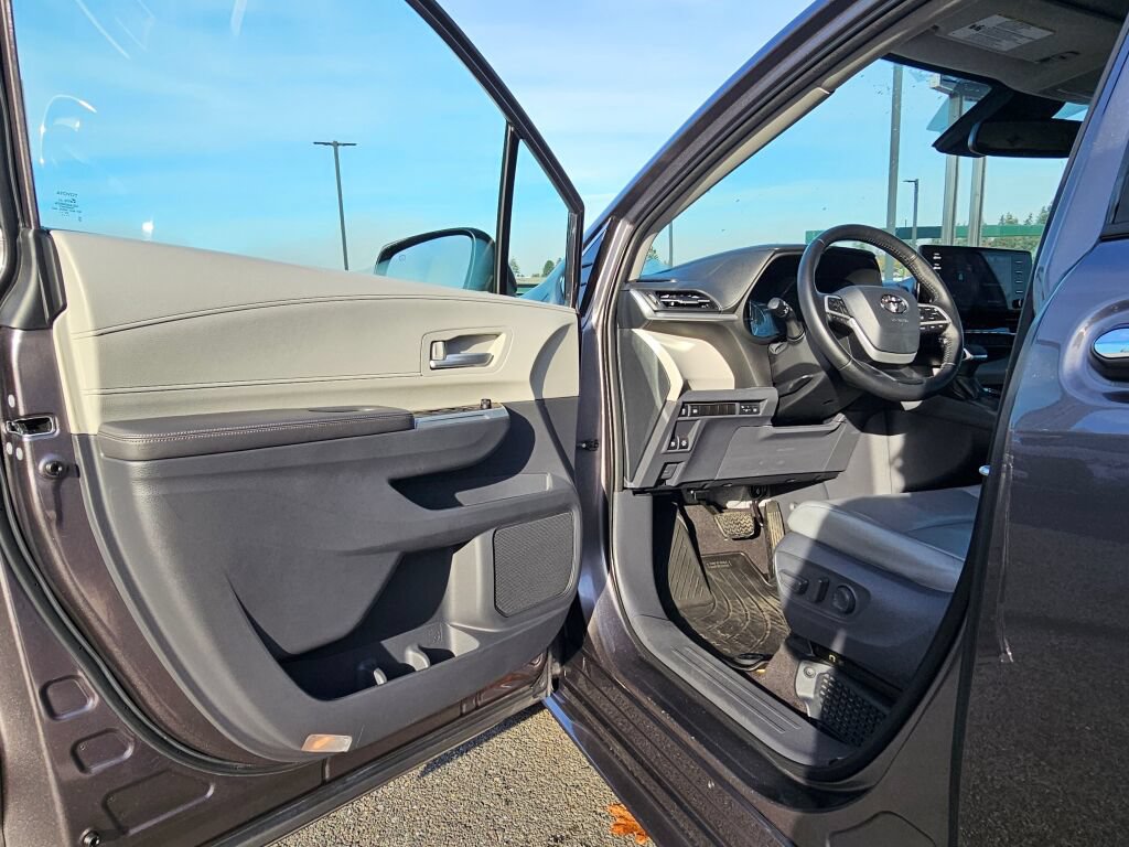 Used 2021 Toyota Sienna XLE FWD image 24