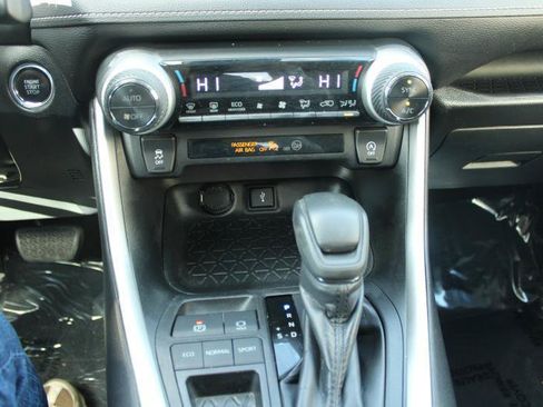 Used 2020 Toyota RAV4 XLE FWD image 19