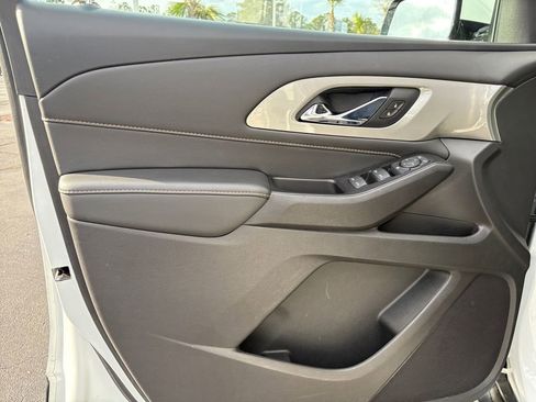 Used 2020 Chevrolet Traverse LT image 11