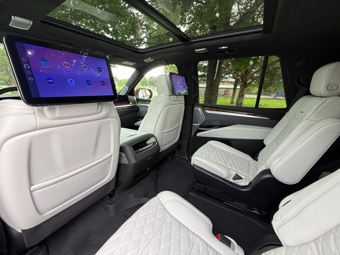 Used 2025 Cadillac Escalade Sport Platinum w/ LPO, Floor Liner Package AWD/4WD image 27
