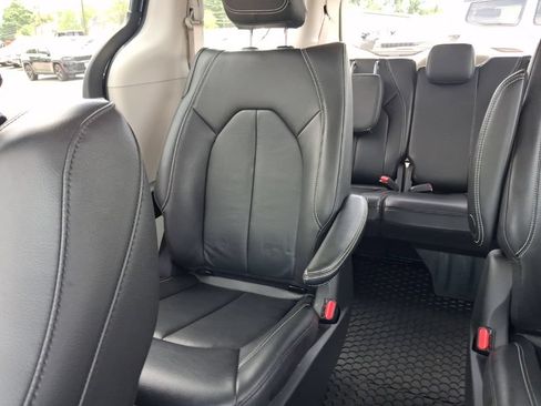 Used 2022 Chrysler Pacifica Touring-L FWD image 29