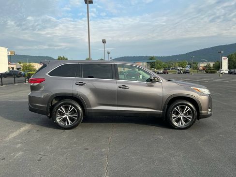 Used 2019 Toyota Highlander LE AWD/4WD image 4