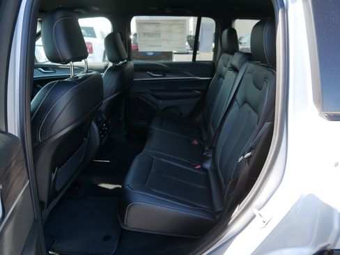 New 2025 Jeep Grand Cherokee Limited w/ Black Appearance Package image 8