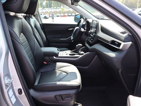 Used 2022 Toyota Highlander XLE AWD/4WD image 23