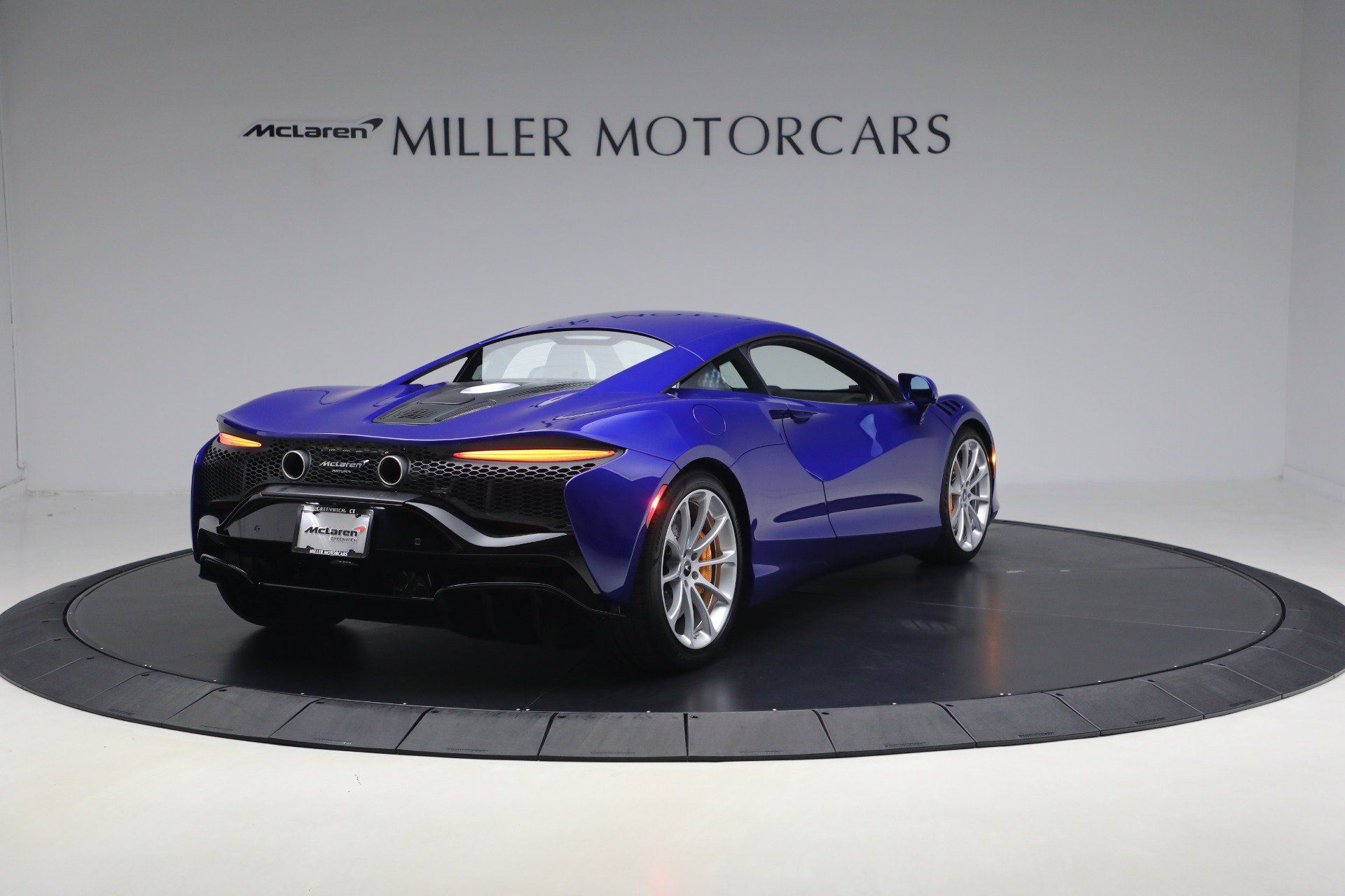 Used 2024 McLaren Artura RWD image 7