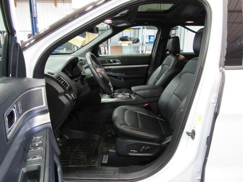 Used 2018 Ford Explorer XLT w/ Equipment Group 202A AWD/4WD image 13