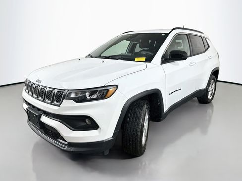 Used 2023 Jeep Compass Latitude w/ Sun and Sound Group AWD/4WD image 3