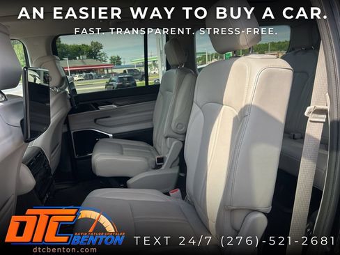 Used 2024 Jeep Wagoneer Series III w/ Premium Group I AWD/4WD image 12
