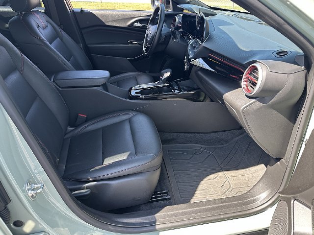 Used 2024 Chevrolet Trax RS w/ Sunroof Package FWD image 10