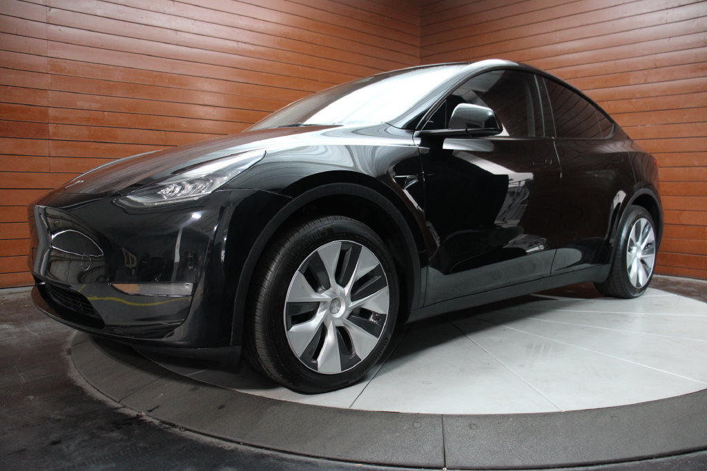 Used 2023 Tesla Model Y Long Range AWD/4WD image 1