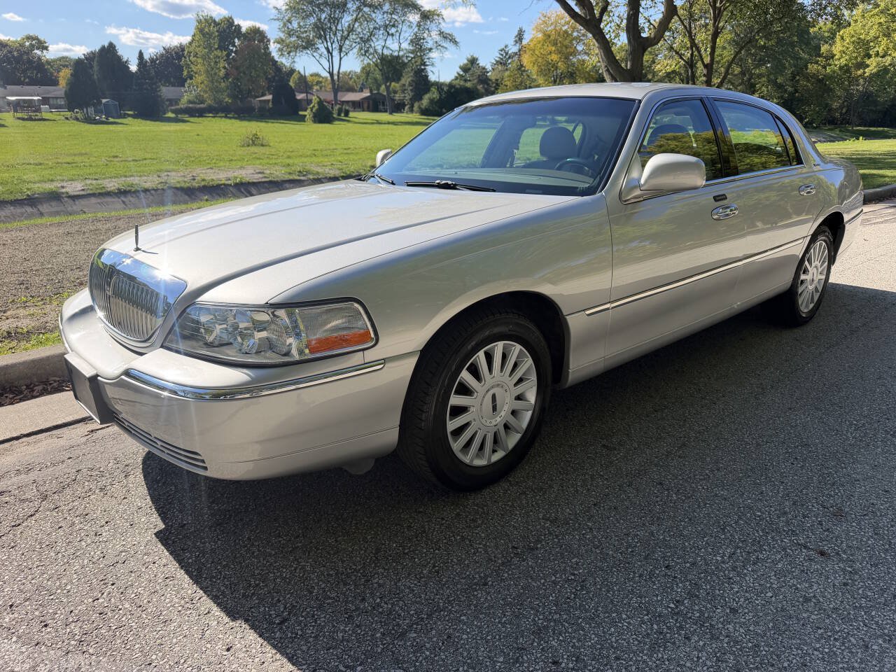 Used 2005 Lincoln Town Car Signature RWD image 1