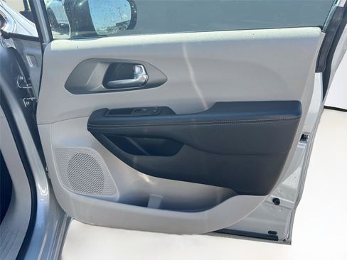 Used 2024 Chrysler Pacifica Touring-L FWD image 14
