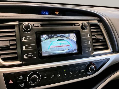 Used 2019 Toyota Highlander LE AWD/4WD image 28