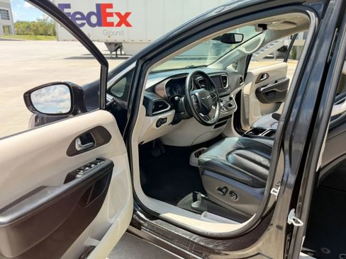 Used 2019 Chrysler Pacifica Touring-L FWD image 17