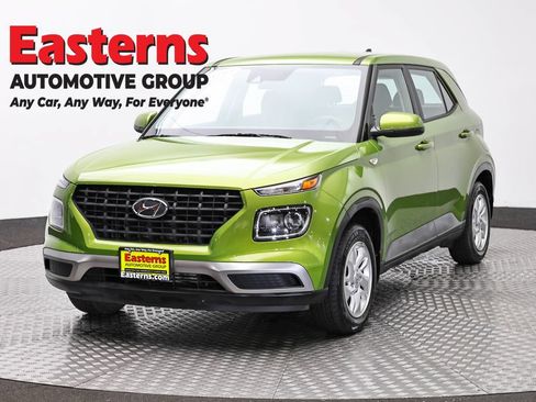 Used 2022 Hyundai Venue SE FWD image 2