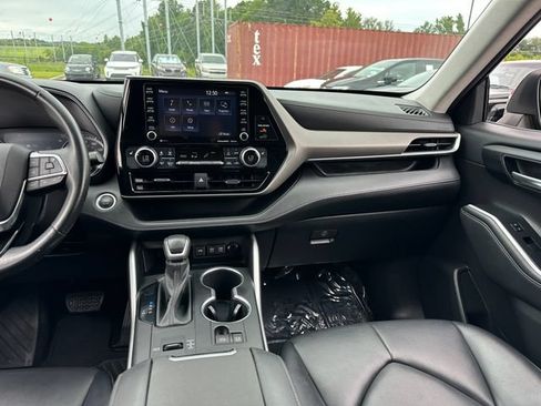 Used 2021 Toyota Highlander XLE FWD image 15