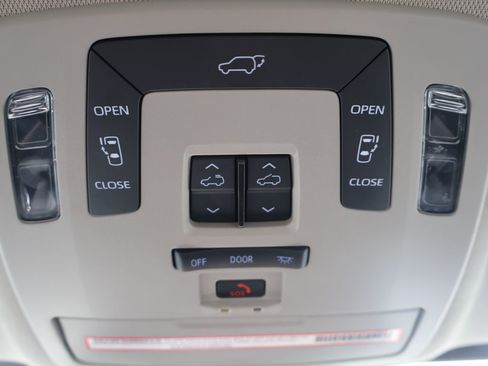 Used 2024 Toyota Sienna XLE image 15