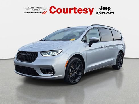 Certified 2023 Chrysler Pacifica Touring-L w/ Uconnect Theater Family Group AWD/4WD image 7