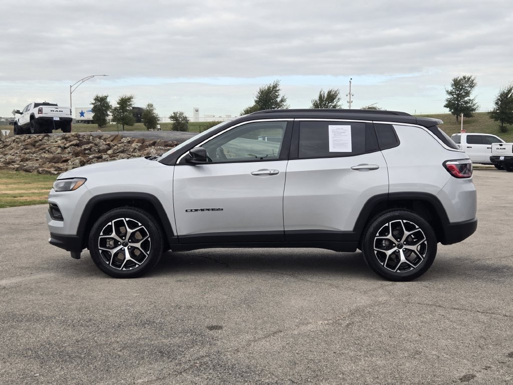 Used 2025 Jeep Compass Limited AWD/4WD image 4