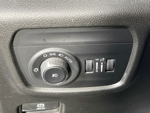 Used 2023 Jeep Grand Cherokee Limited image 10