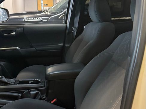 Used 2017 Toyota Tacoma TRD Off-Road w/ Premium & Technology Package image 13