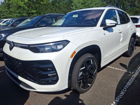New 2026 Volkswagen Tiguan SEL R-Line AWD/4WD image 2