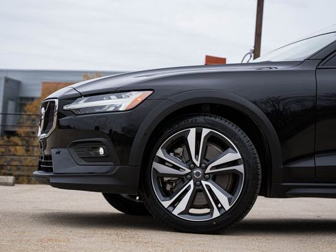 Certified 2025 Volvo V60 B5 Cross Country Plus image 2