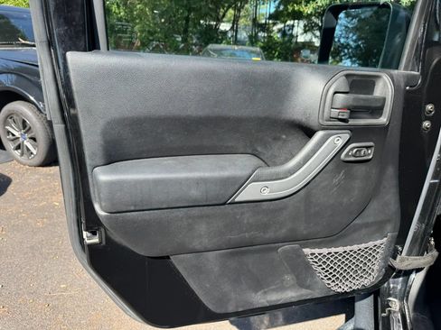 Used 2015 Jeep Wrangler Unlimited Sahara w/ Connectivity Group AWD/4WD image 22