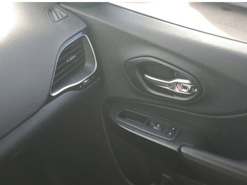 Used 2020 Jeep Cherokee Latitude Plus image 26